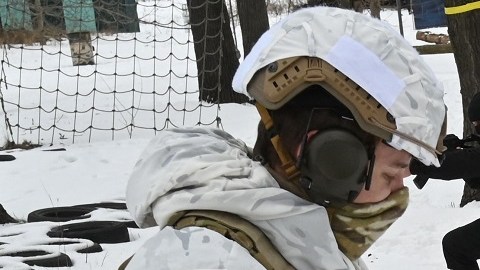Militares ucranianos entrenan a civiles en medio del temor de una invasión rusa.