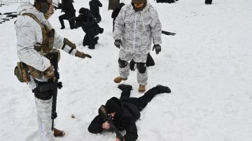 Militares ucranianos entrenan a civiles en medio del temor de una invasión rusa.