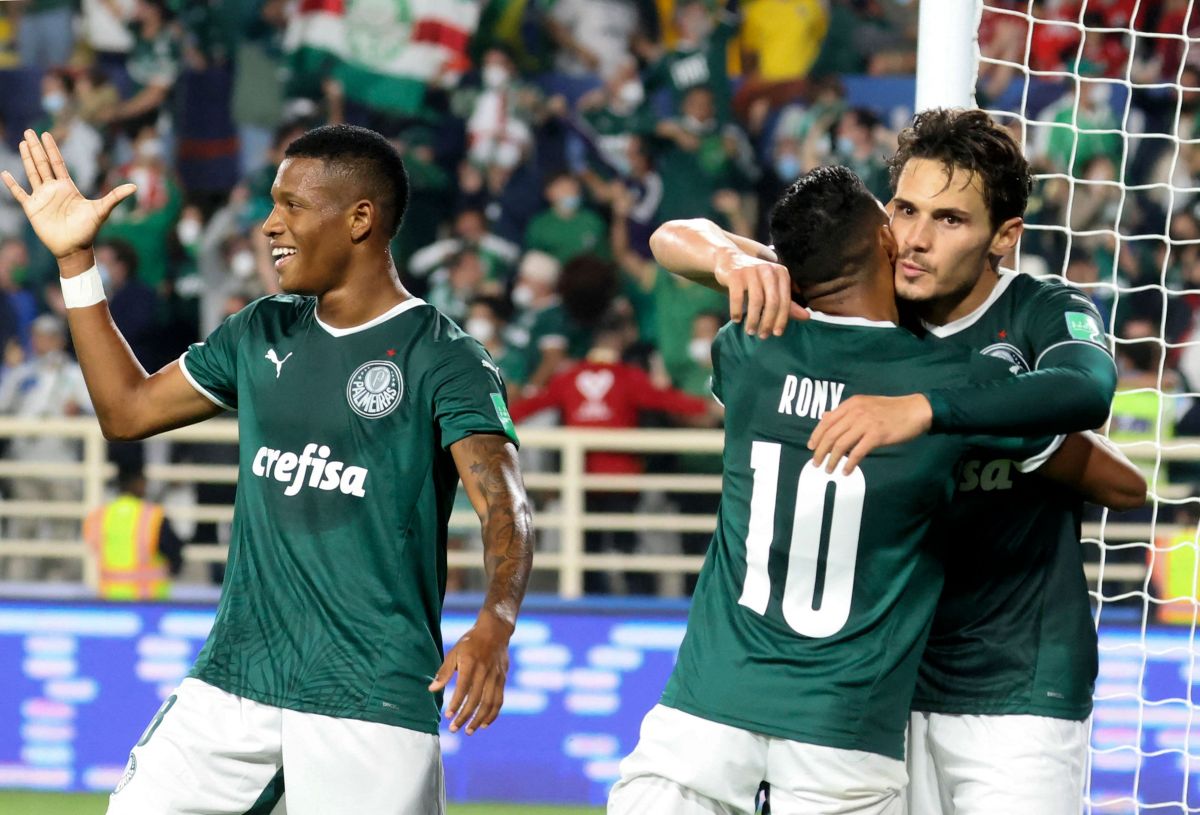 Raphael Veiga condujo la victoria del Palmeiras con el primer gol del encuentro.