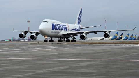 Ucrania promete mantener abierto espacio aéreo en medio de aumento de tensión.