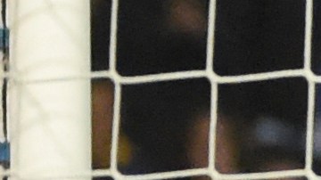 Pepe quejándose de la patada que recibió y que desató la trifulca en el encuentro entre Porto y Sporting por la Liga de Portugal.