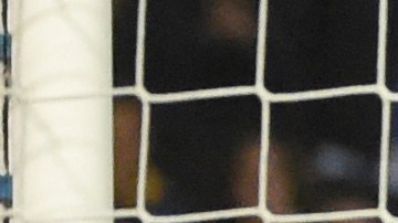 Pepe quejándose de la patada que recibió y que desató la trifulca en el encuentro entre Porto y Sporting por la Liga de Portugal.