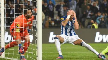 Pepe quejándose de la patada que recibió y que desató la trifulca en el encuentro entre Porto y Sporting por la Liga de Portugal.