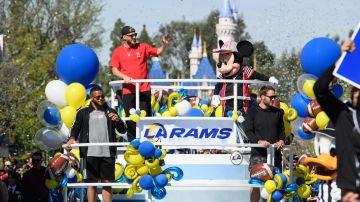 Los Angeles Rams celebran el Super Bowl en Disneyland