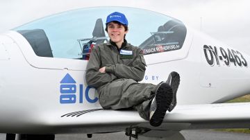 El adolescente pretende seguir el récord de su hermana con un vuelo mundial en solitario.