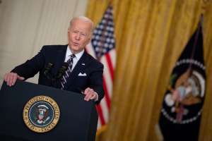 Biden firma ayuda de $40 mil millones de dólares para Ucrania