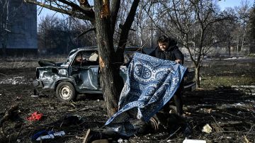 Un ucraniano cubre el cuerpo de un civil en una de las zonas bombardeadas por los rusos.