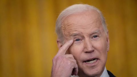 El presidente Biden defiende las sanciones financieras contra Rusia.