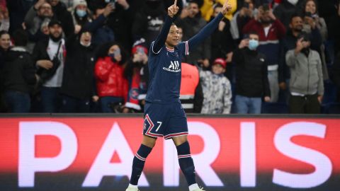 Kylian Mbappé celebra con la afición su segundo tanto del encuentro ante Saint-Étienne.