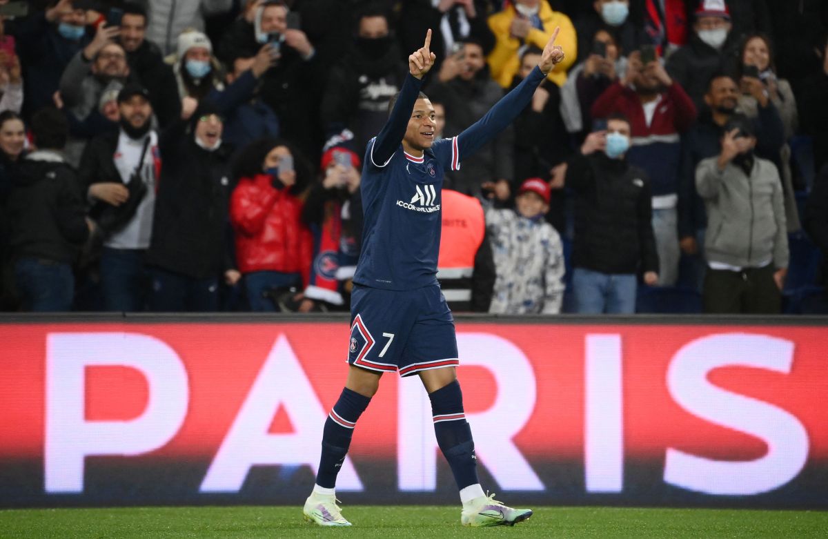 Kylian Mbappé celebra con la afición su segundo tanto del encuentro ante Saint-Étienne.