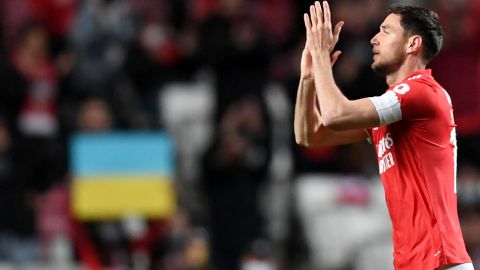 Yaremchuk se emociona y aplaude a los presentes tras el gesto y la ovación que le regaló el Estadio Da Luz en el encuentro ante Vitoria Guimaraes por la Liga NOS de Portugal.