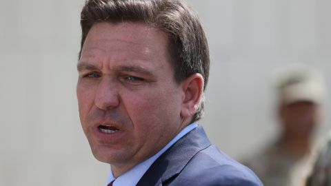 El gobernador Ron DeSantis refuerza sus políticas contra inmigrantes indocumentados.