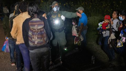 El Gobierno de EE.UU. ha acelerado la expulsión de inmigrantes bajo el Título 42.