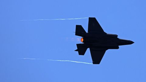 El avión terminó estrellado en el USS Carl Vinson.