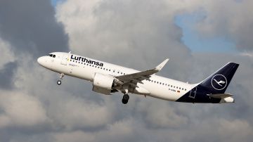 Lufthansa suspende todos los vuelos a las ciudades ucranianas de Kiev y Odessa.