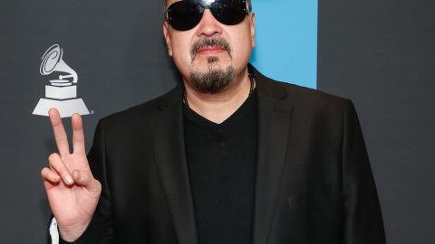 Pepe Aguilar presume su nuevo auto frente a las caballerizas de su gran rancho