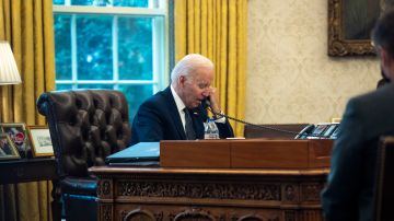 El presidente Biden dialogó vía telefónica con el mandarario ucraniano Vladimir Zelensky.