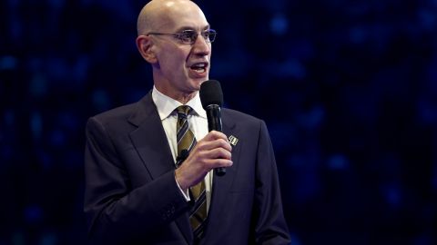 "Lo raro es que solo se aplique a los jugadores locales", dijo Adam Silver.