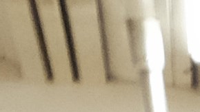 Una persona desamparada en uno de los trenes de la ciudad.