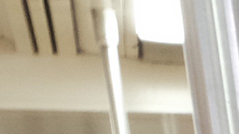 Una persona desamparada en uno de los trenes de la ciudad.