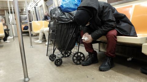 Una persona desamparada en uno de los trenes de la ciudad.