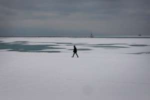 Estudiante de Chicago es rescatado del congelado Lago Michigan; no se dio cuenta que caminaba sobre hielo