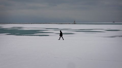 El estudiante de 24 años no se dio cuenta que caminaba sobre hielo.