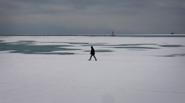 El estudiante de 24 años no se dio cuenta que caminaba sobre hielo.