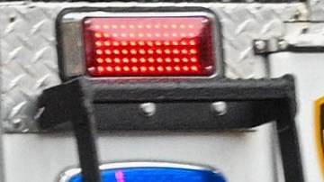 Los rescatistas declararon muerta a la mujer poco antes de las 6:00 de la mañana de este domingo.