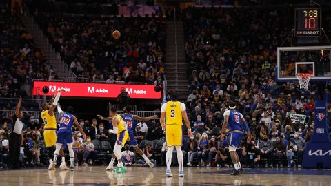 Momento exacto del triple de LeBron James ante Golden State con el que se convirtió en el máximo anotador en la historia de la NBA.