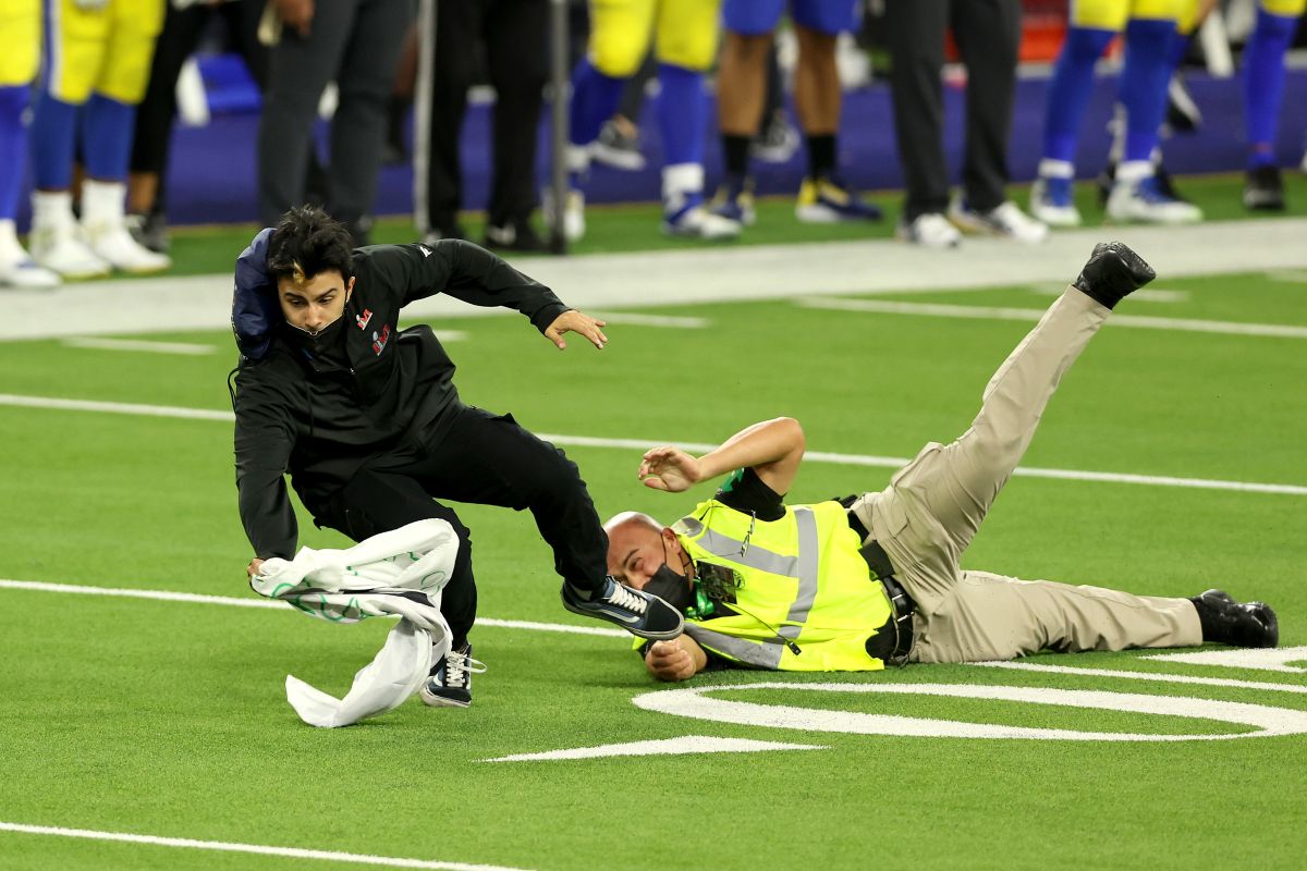 Momento exacto en el que el aficionado es derribado por la seguridad del Super Bowl.