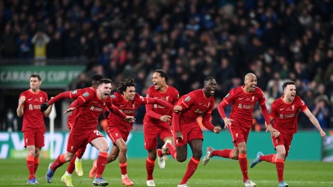 Jugadores del Liverpool celebran el título de la Carabao Cup luego que Kepa fallara el penal decisivo.