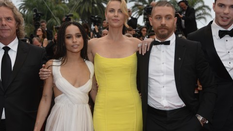 Charlize Theron junto a Tom Hardy y el elenco de la cinta "Mad Max"
