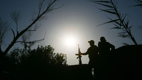 Agentes de la Patrulla Fronteriza confrontaron a un grupo de inmigrantes en Skeleton Canyon.