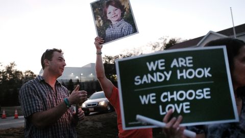 Familiares de víctimas en primaria Sandy Hook han exigido justicia.