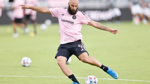 Gonzalo Higuaín recibe elogios de Phil Neville