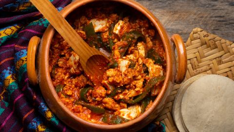 Huevos con salsa roja y rajas