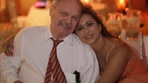 Neida Sandoval junto a su esposos