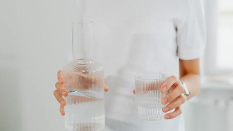 Jarra y vaso con agua