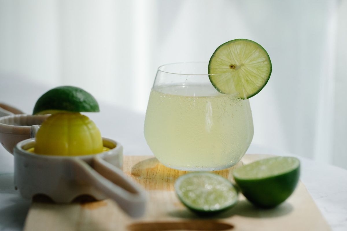 El jugo de limón puede aumentar el citrato en la orina y reducir el riesgo de cálculos renales. 