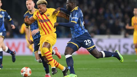 Kalidou Koulibaly disputando un balón con Adama Traoré.