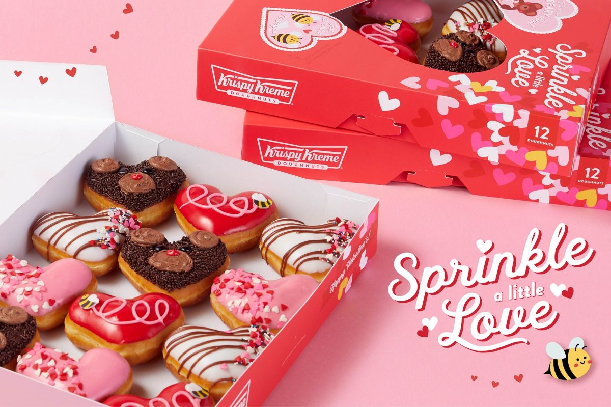 Krispy Kreme ha adoptado dos mascotas oficiales del Día de San Valentín, una abeja y un oso. 