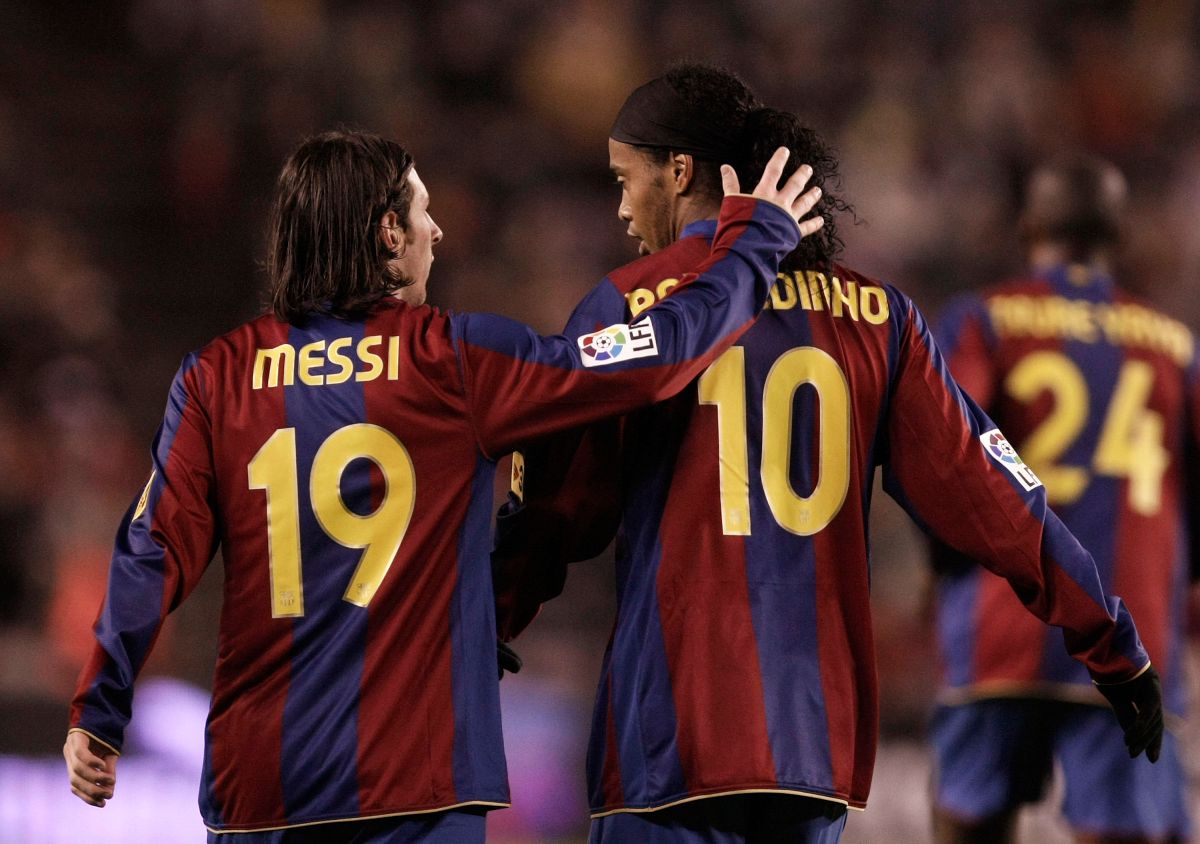 Messi coincidió con Ronaldinho en el inicio de su carrera en el Barcelona. 