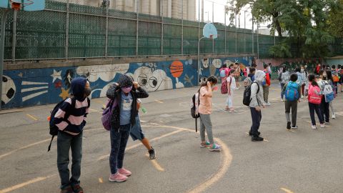 La decisión sobre las máscaras en las escuelas se toma en momento en que los contagios de COVID-19 siguen bajando.