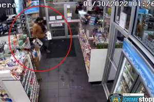VIDEO: Delincuentes "borrachines" roban cervezas de tienda en Queens y amenazan con pistola al encargado