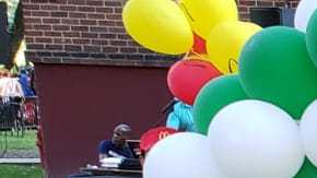 De Los Santos (centro) con miembros de la comunidad en el vecindario de Dyckman.