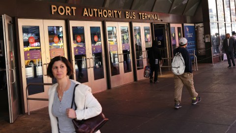 Las revisiones de pasajeros serían aleatorias una vez lleguen a NYC en autobuses.