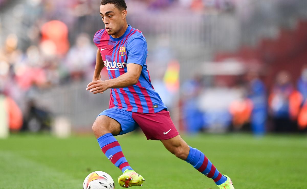 ¿Nuevo destino para Sergiño Dest? Desde la Serie A piden al lateral