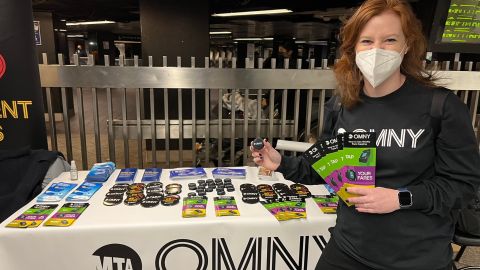 La directora de atención al cliente de la MTA, Sarah Meyer, en la mesa ubicada en Grand Central.