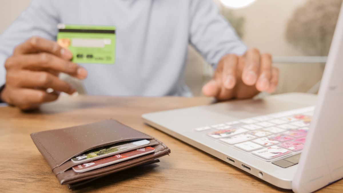 Los prestamistas están entregando tarjetas de crédito a diestra y siniestra a los estadounidenses que las solicitan. 